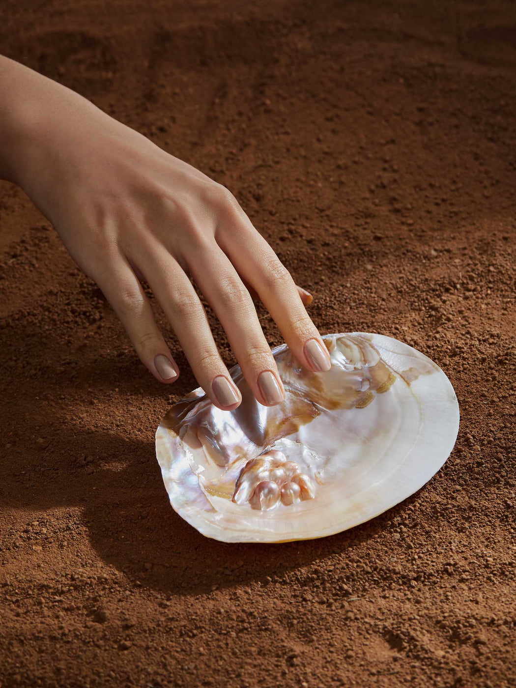 Soyclay-vegan-nailpolish-styled-softpetal-pearl-shell